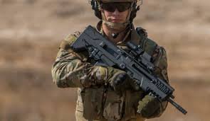 Militar segura um fuzil bullpup IWI Tavor X95 em treinamento.
