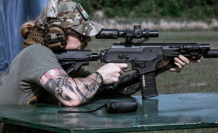 Atirador usa fuzil IWI Galil ACE equipado com mira e silenciador.
