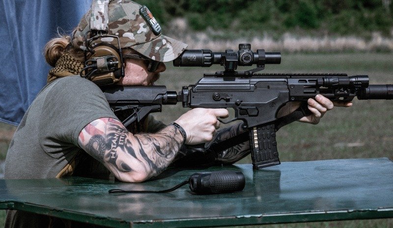Atirador usa fuzil IWI Galil ACE equipado com mira e silenciador.
