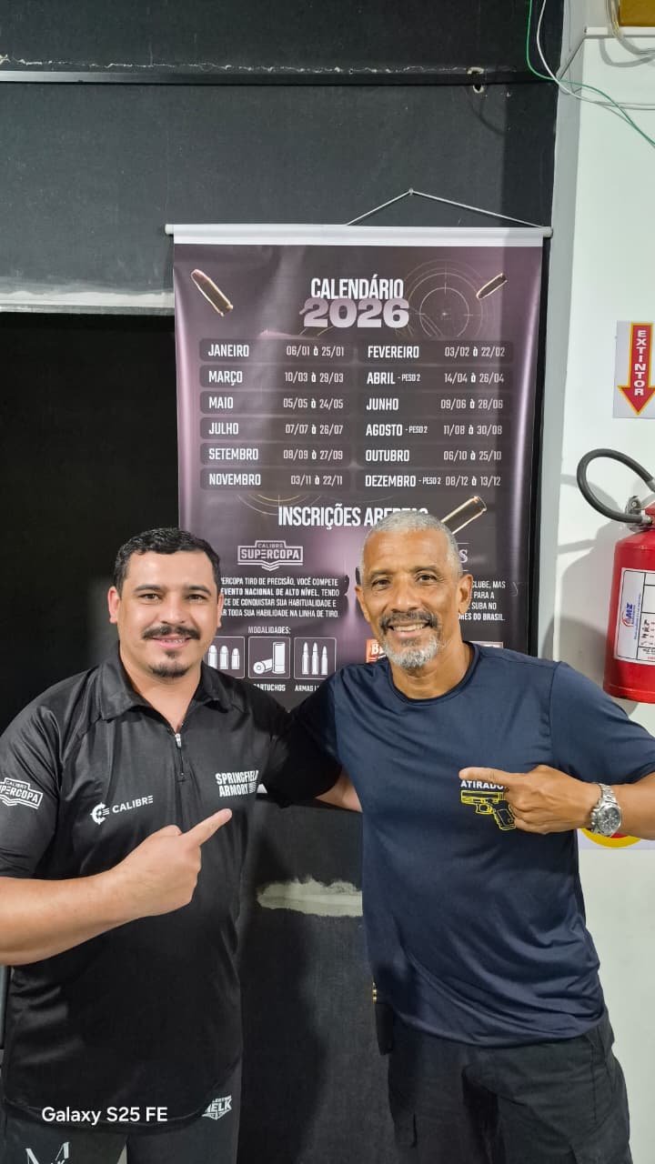 Dois participantes posam durante evento da FECCASC.