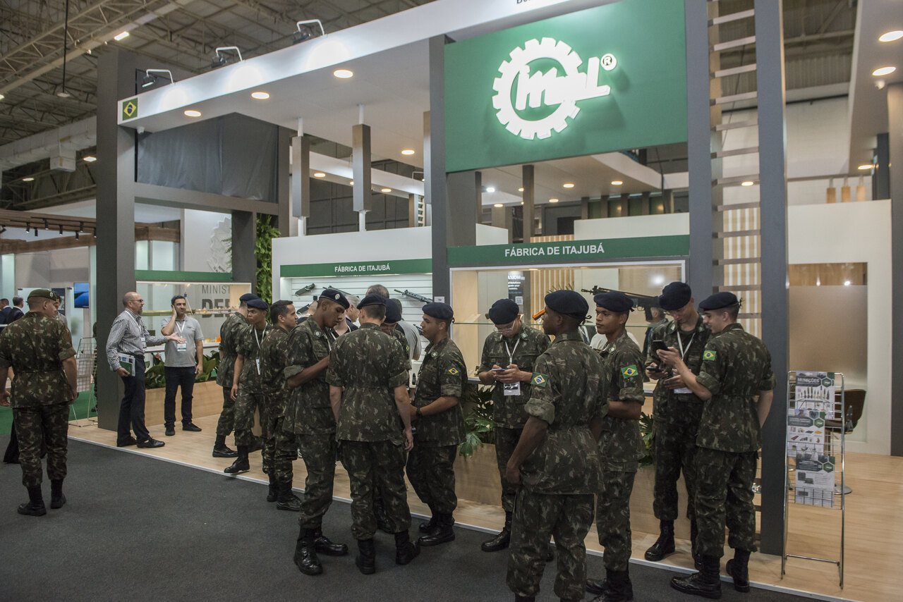 Militares visitam estande de fabricante brasileira na LAAD.