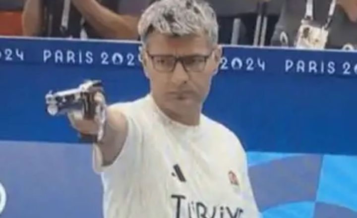 Atirador turco Yusuf Dikeç compete com uma pistola em Paris 2024.