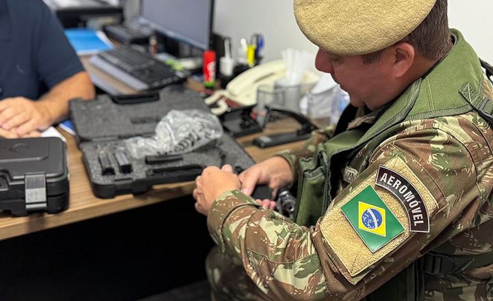 Militar do Exército confere equipamento durante fiscalização.