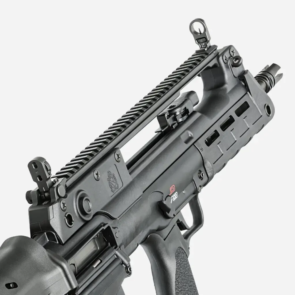 Fuzil Springfield Armory Hellion visto em perspectiva sobre fundo branco.