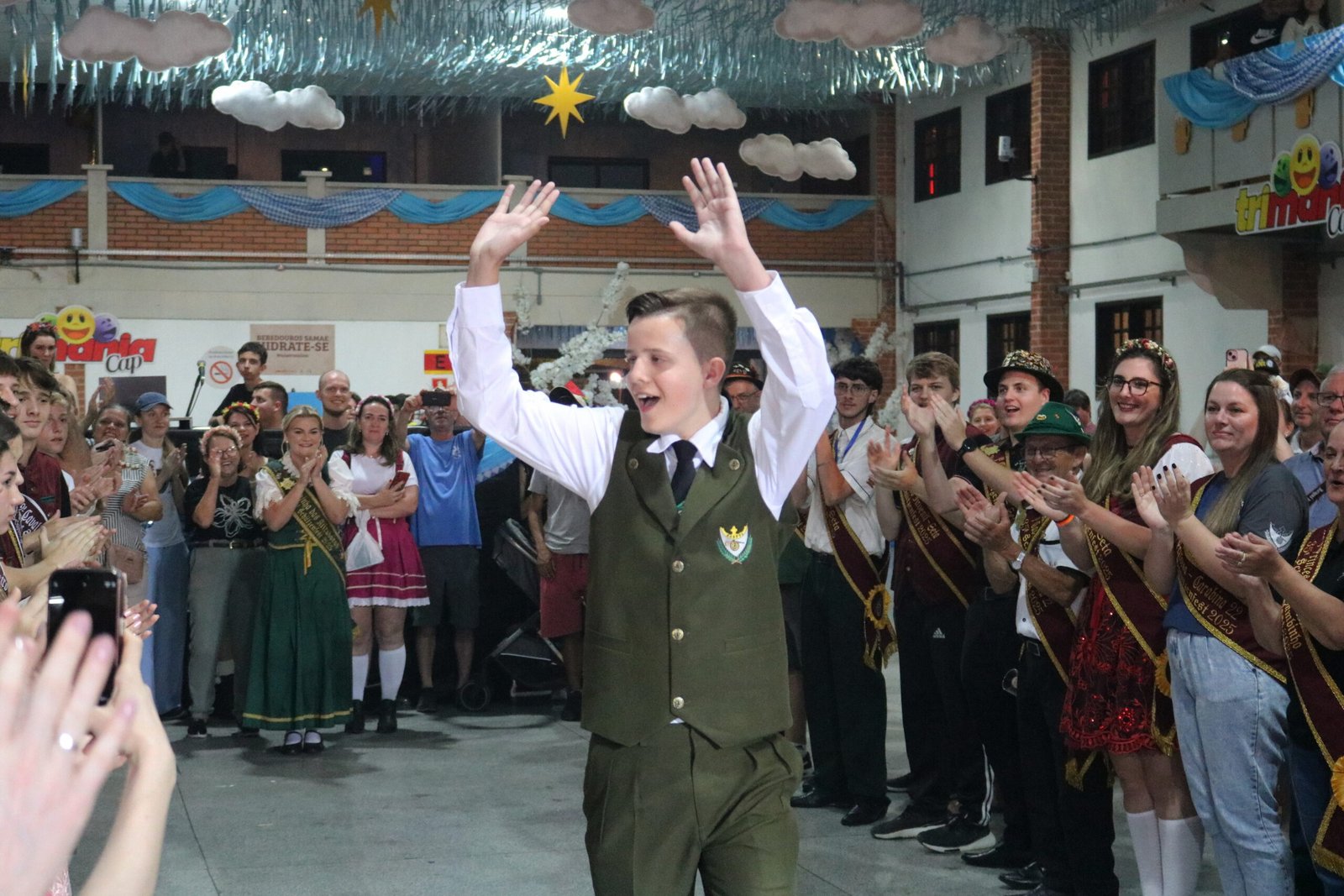 Realeza e representantes da Schützenfest são recebidos e aplaudidos pelo público.