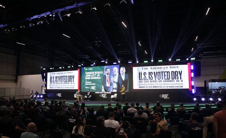 Palestra para grande público no palco da Shot Fair Brasil 2024.