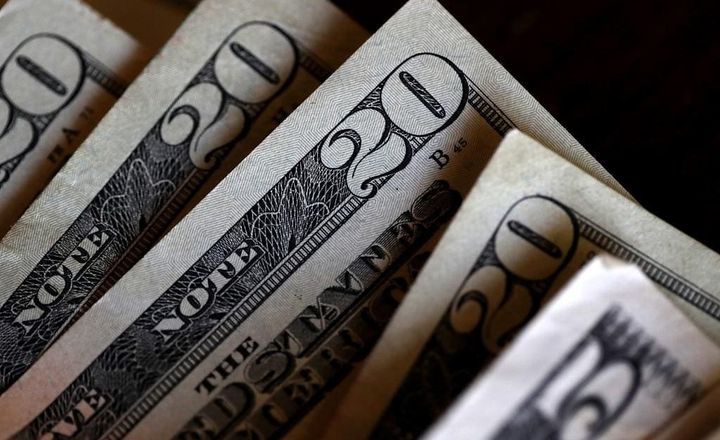Cédulas de dólar americano vistas em close.